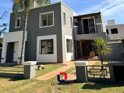 Casa en Alquiler en un housing en Arguello 