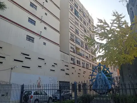 DEPTO 3 ANB. CON PATIO, RECICLADO A NUEVO , POSEE COCHERA CUBIERTA