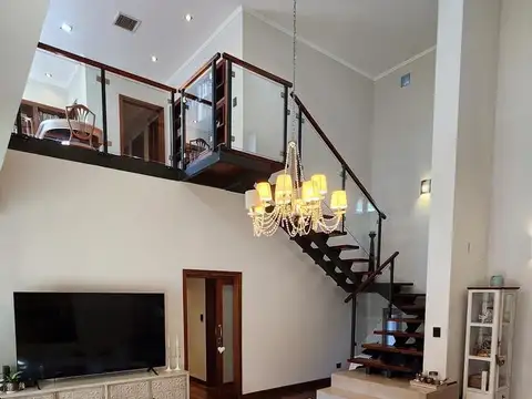 Casa 9 ambientes con 3 baños