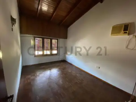 Casa en Alquiler con 3 cocheras