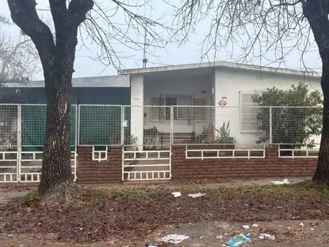 Casa de 3 dormitorios con cochera pasante . PARQUEFIELD