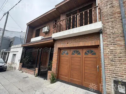 Venta casa 5 ambientes con cochera y patio en Sarandi