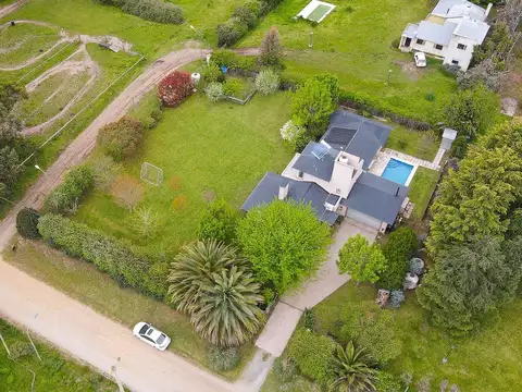 EN VENTA CASA CON AMPLIO LOTE - DON BOSCO TANDIL