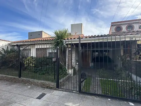 VENTA CASA 3 DORMITORIOS EN BANFIELD. PEDERNERA 1318. APTA CREDITO.