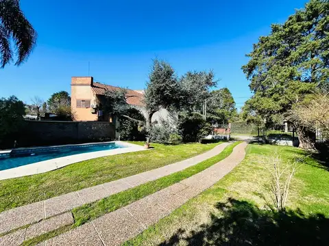 Casa en Venta con 2 cocheras