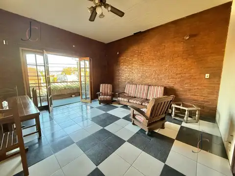Venta ph 3 ambientes con patio y terraza independiente en San Justo