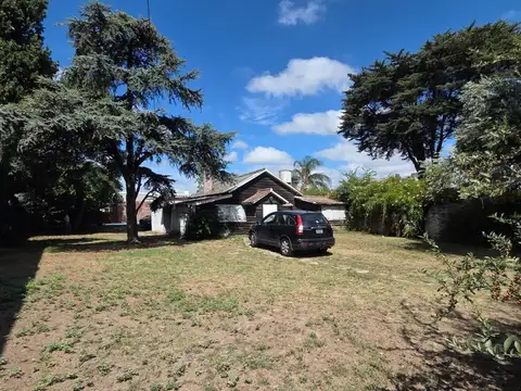 Terreno en venta de 1000m2 en Lomas de Zamora Oeste, casa a demoler y piscina