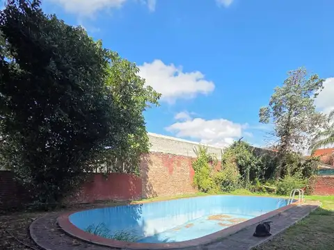 Terreno en venta de 1000m2 en Lomas de Zamora Oeste, casa a demoler y piscina