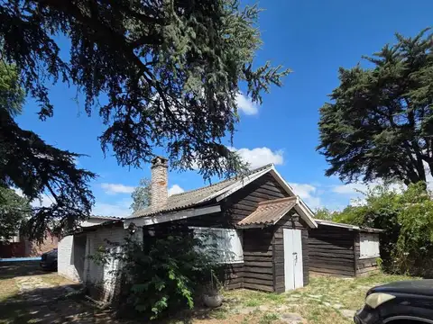 Terreno en venta de 1000m2 en Lomas de Zamora Oeste, casa a demoler y piscina
