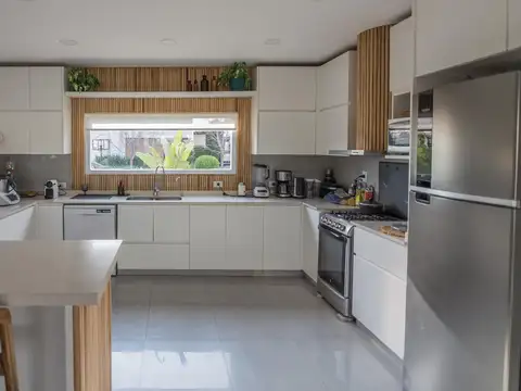 Casa 5 ambientes con 4 baños