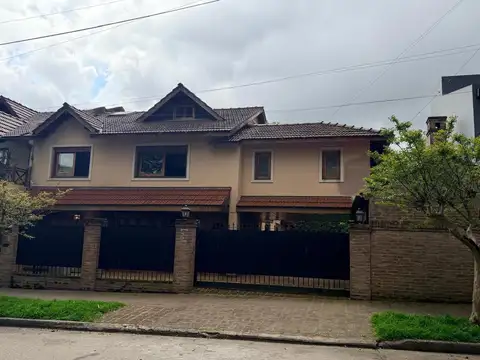 Casa en Alquiler en La Lucila | 5 Dormitorios + Escritorio| Playroom | Jardín y Pileta
