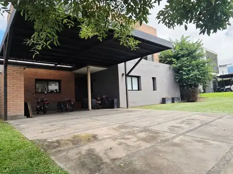 Casa 6 ambientes con 2 baños