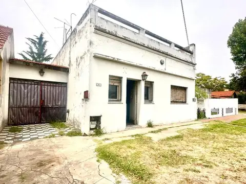Casa a reciclar en amplio lote 10x40 - Esmeralda 1261
