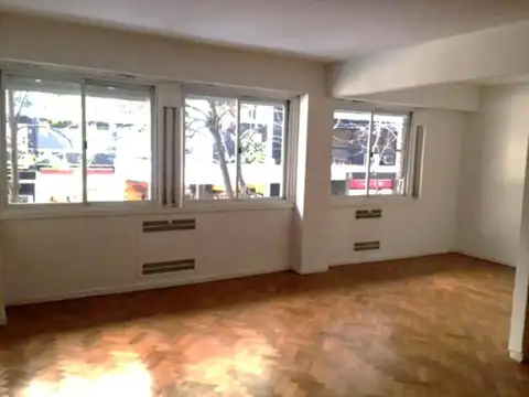 Semipiso al frente en Ayacucho y Av Alvear con Patio