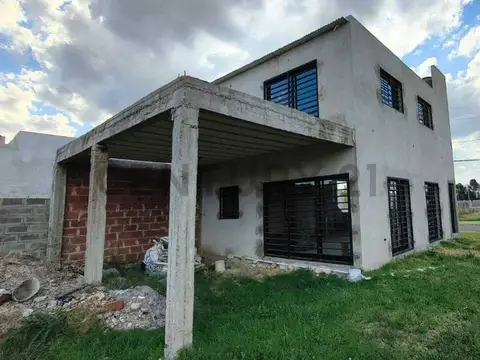 CASA 4 AMBIENTES A TERMINAR EN BARRIO PETION CHICO CAÑUELAS