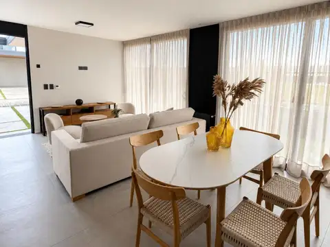 Casa 6 ambientes con 2 baños