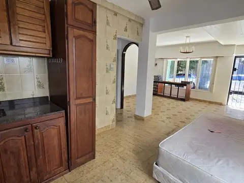 Casa 4 ambientes con balcón y patio en alquiler