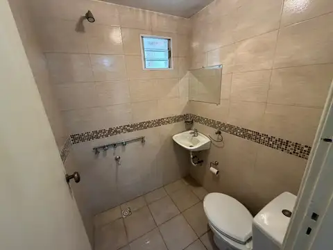 Local o Galpon en Alquiler Lanus Este Excelente Ubicacion Avenida espacioso con baño