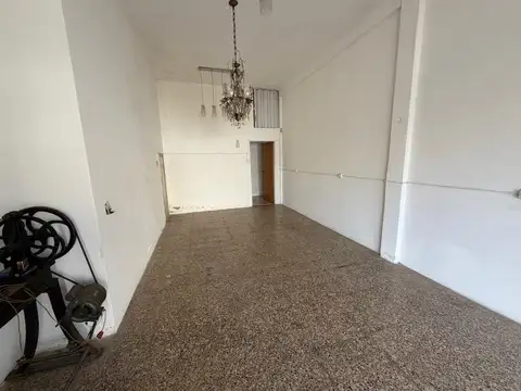 Local o Galpon en Alquiler Lanus Este Excelente Ubicacion Avenida espacioso con baño