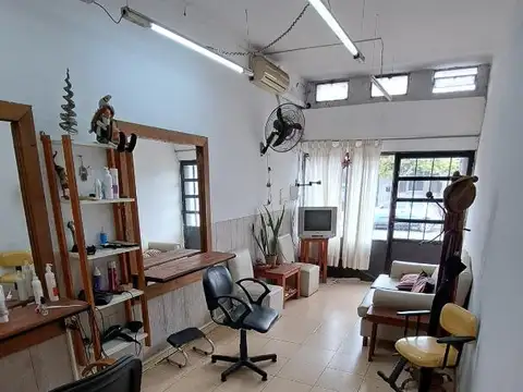 CASA SOBRE GRAN TERRENO + 2 LOCALES COMERCIALES