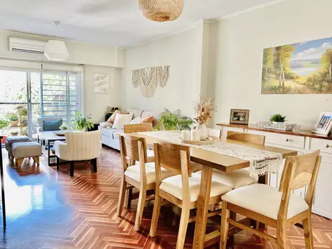 Divino departamento de tres ambientes en dúplex con cochera fija cubierta en venta, en San Isidro.