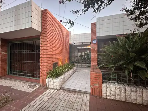 EXCELENTE CASA CON PILETA QUINCHO Y COCHERA