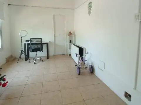 Casa 7 ambientes con 2 baños