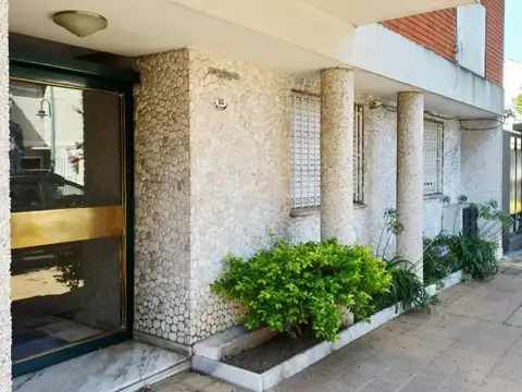 Departamento 2 Amb con Patio en Planta Baja al Frente