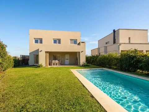 Casa con pileta en Santa Lucia Pilar del Este