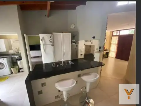 Casa 5 ambientes con 2 baños