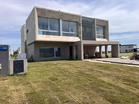 Casa 8 ambientes con 7 baños