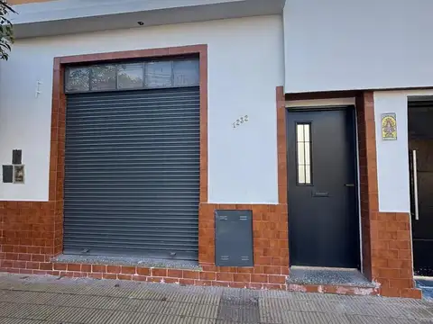 PH DE 3 AMBIENTES + LOCAL O GARAGE CON PATIO Y JARDIN