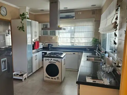Casa 4 ambientes con 3 baños