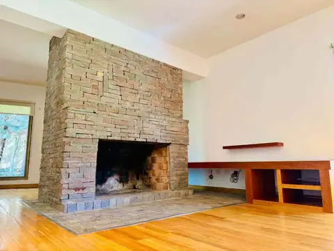 Casa en Alquiler con 2 cocheras