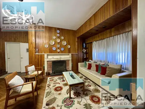 Casa en Venta con 2 cocheras