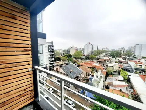 Monoambiente con Balcón . S.U.M, Pileta, Parrilla.