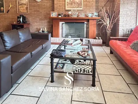 Casa en Venta con 2 cocheras