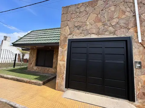 Casa 3 dormitorios en Venta, Los Hornos con Pileta