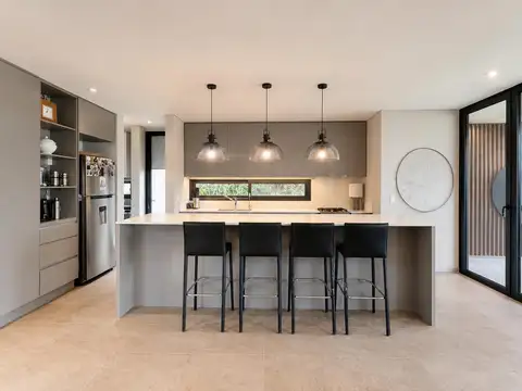 Casa en Alquiler con 4 cocheras