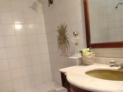 Casa 11 ambientes con 2 baños