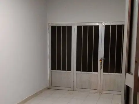 Casa 6 ambientes con 1 baño