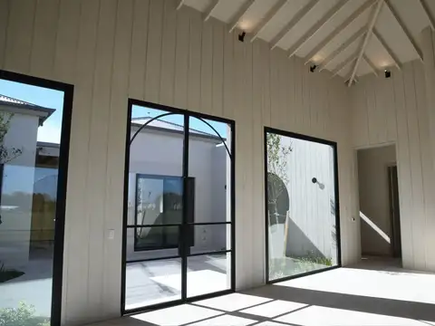 Casa en Venta con 4 cocheras