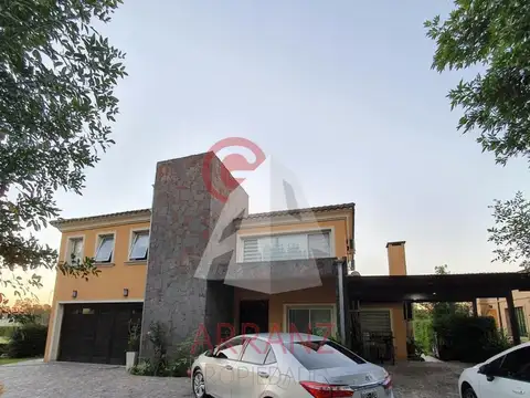 Casa en Venta con 2 cocheras