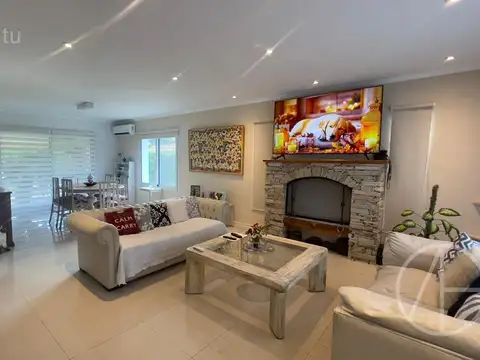 Casa en Alquiler con 3 cocheras