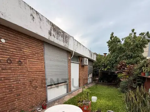 OPORTUNIDAD PARA INVERSORES - VENTA de Exclusiva propiedad con vivienda, estudio y departamento comp