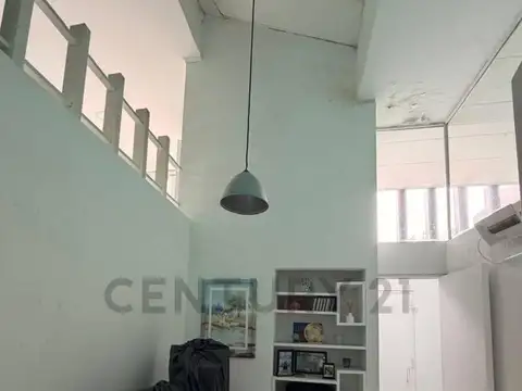 OPORTUNIDAD PARA INVERSORES - VENTA de Exclusiva propiedad con vivienda, estudio y departamento comp
