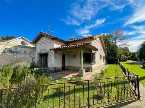 Casa 2 dormitorios, amplio parque + local comercial a la VENTA en Gonnet - IDEAL DESARROLLADORES