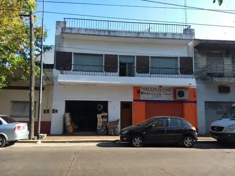   IDEAL INVERSOR   AMPLIA VIVIENDA CON JARDÍN y  2 LOCALES SOBRE AVENIDA VELEZ SARSFIELD