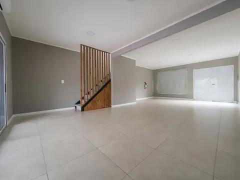 CASA EN VENTA 4 AMBIENTES BAJAS EXPENSAS