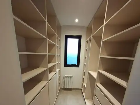 Casa en Alquiler con 2 cocheras